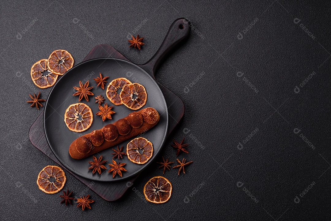 Retrato saboroso de éclair mesa concreto