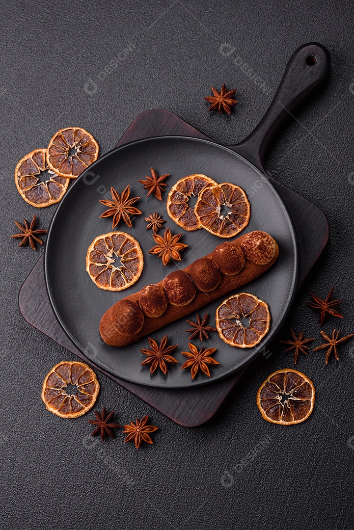 Retrato saboroso de éclair mesa concreto