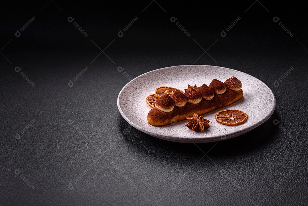 Retrato saboroso de éclair mesa concreto