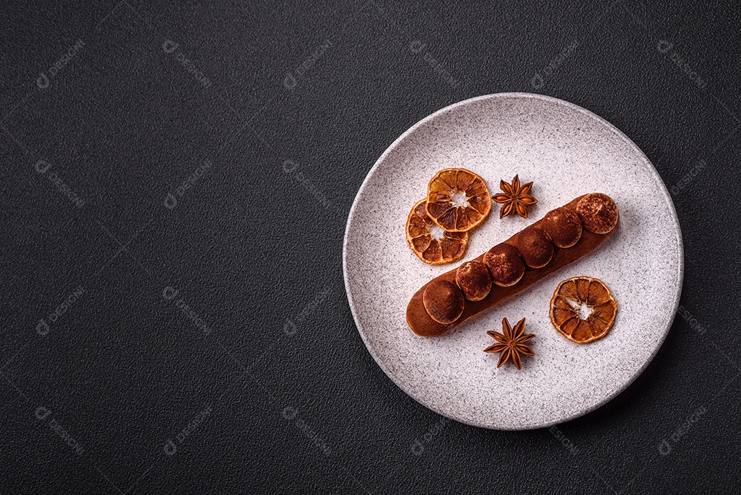 Retrato saboroso de éclair mesa concreto