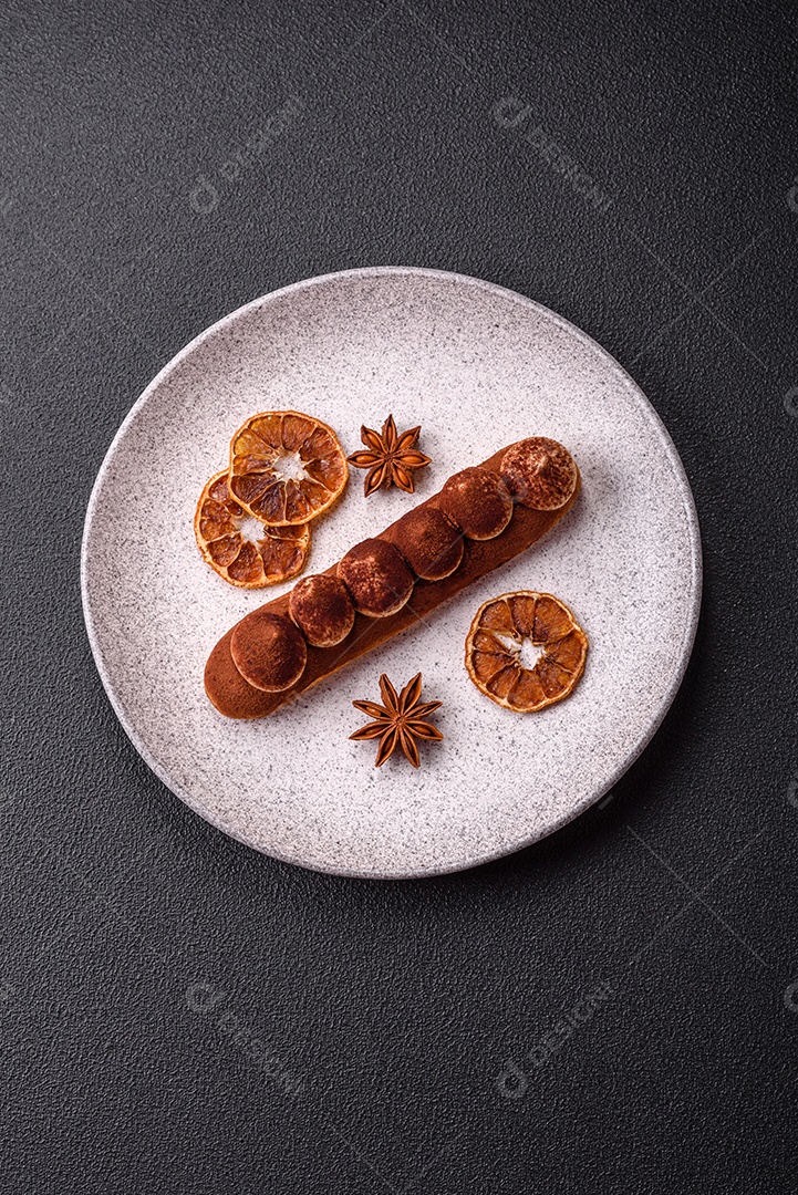 Retrato saboroso de éclair mesa concreto