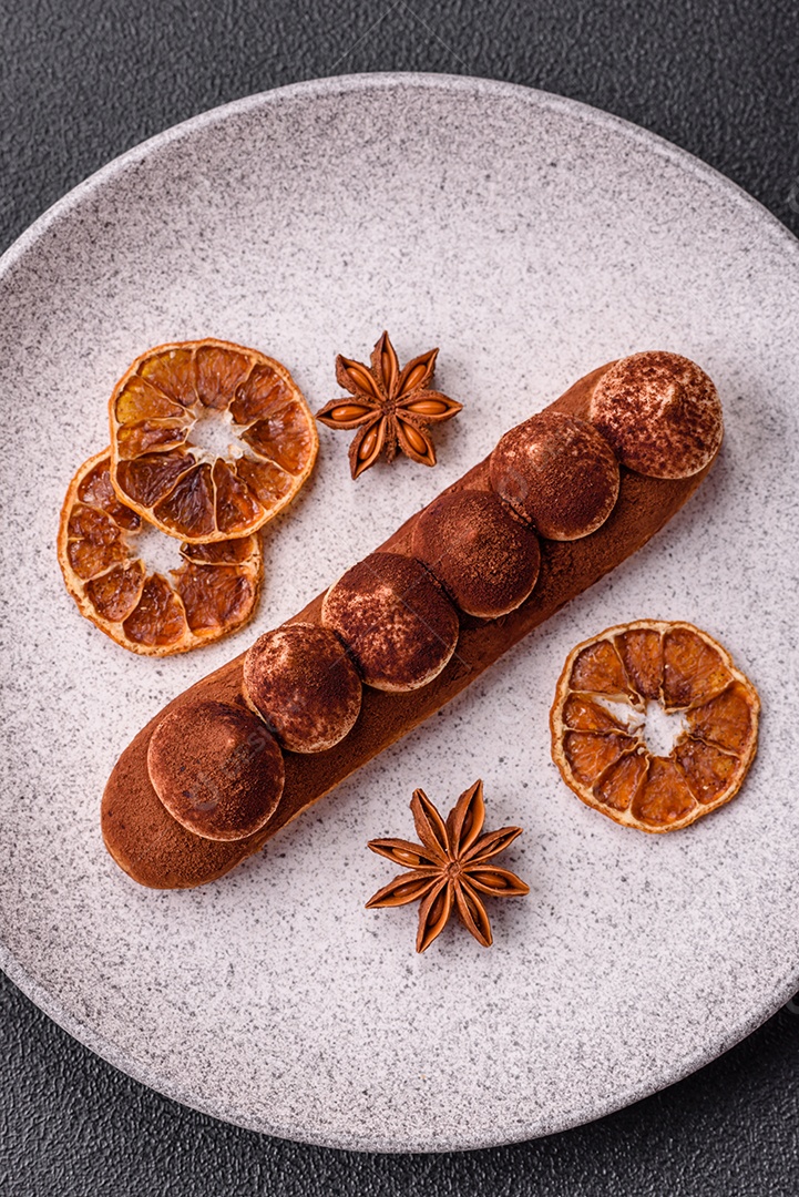 Retrato saboroso de éclair mesa concreto