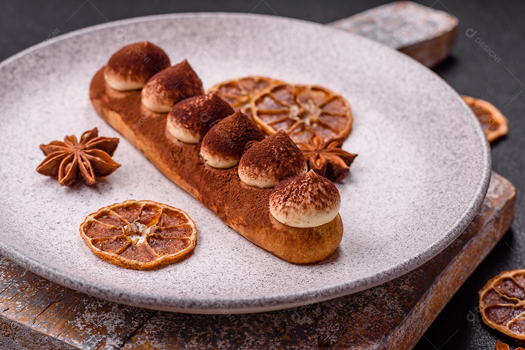 Retrato saboroso de éclair mesa concreto