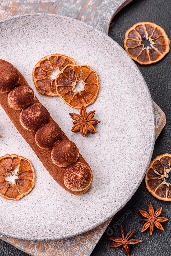 Retrato saboroso de éclair mesa concreto