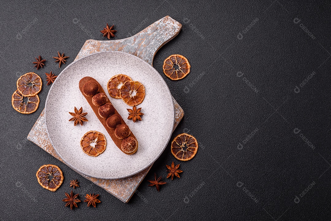 Retrato saboroso de éclair mesa concreto