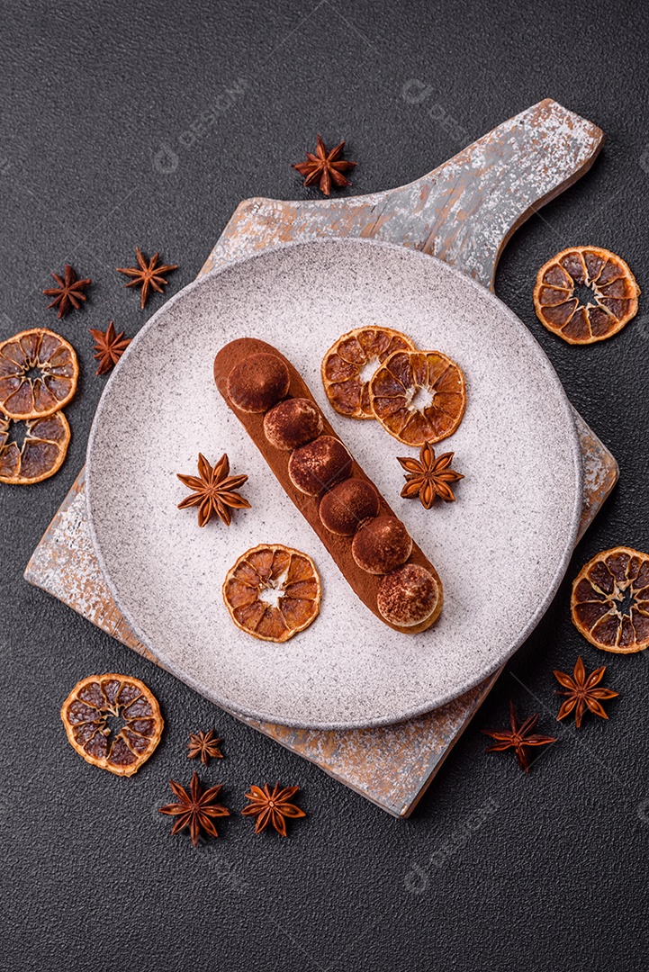 Retrato saboroso de éclair mesa concreto