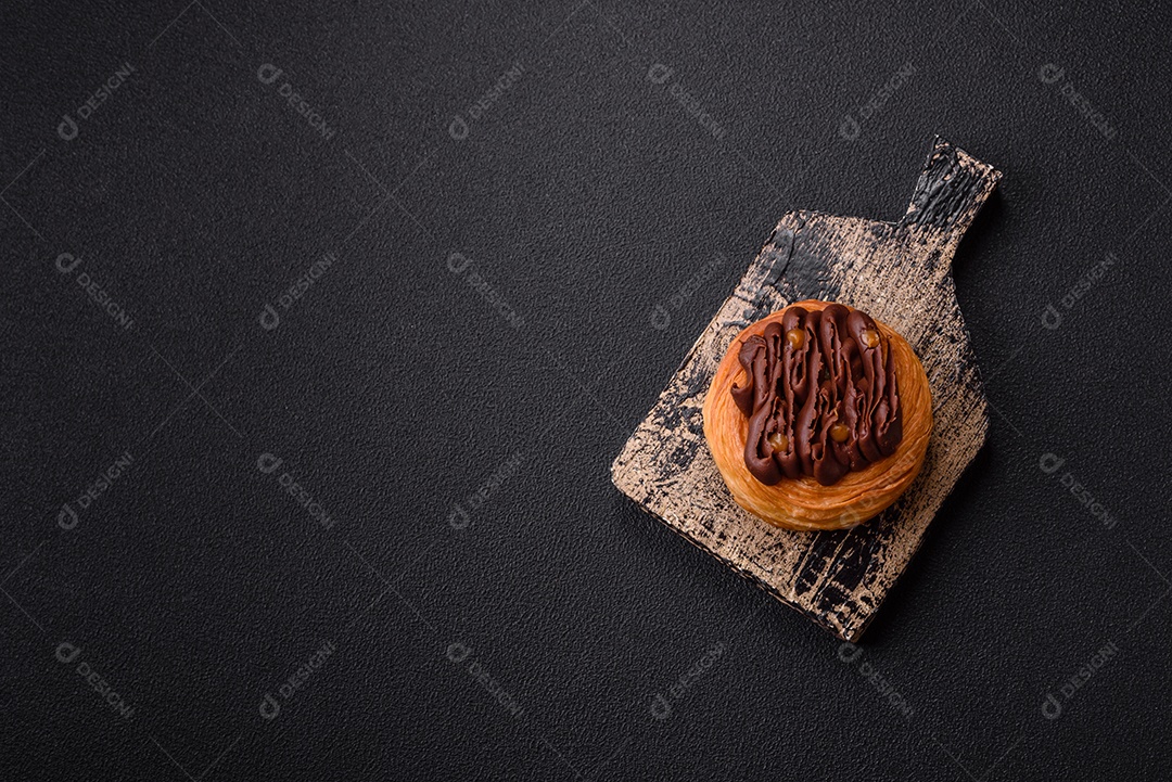 Imagem mostra uma torta de chocolate