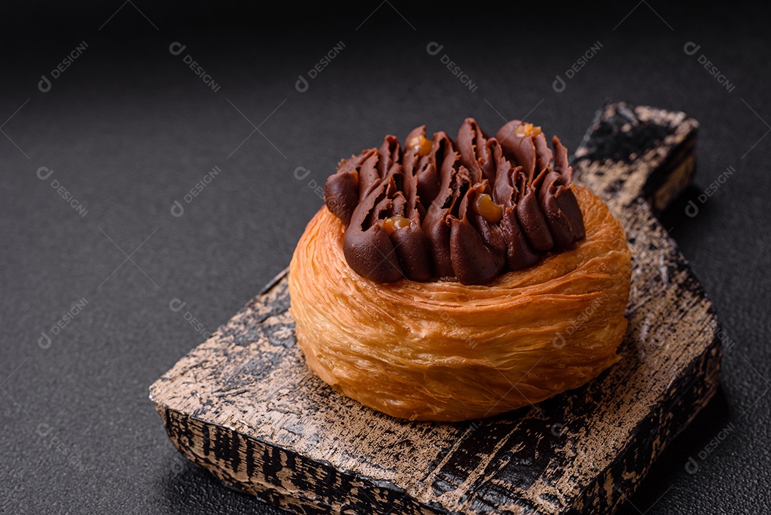 Imagem mostra uma torta de chocolate
