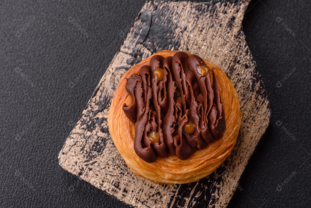 Imagem mostra uma torta de chocolate