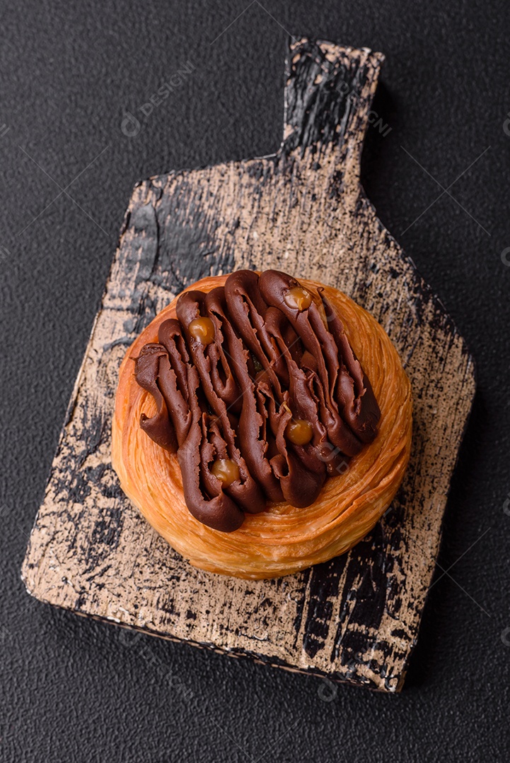 Imagem mostra uma torta de chocolate