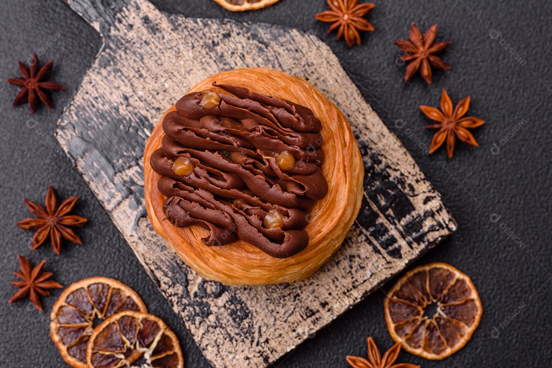 Imagem mostra uma torta de chocolate