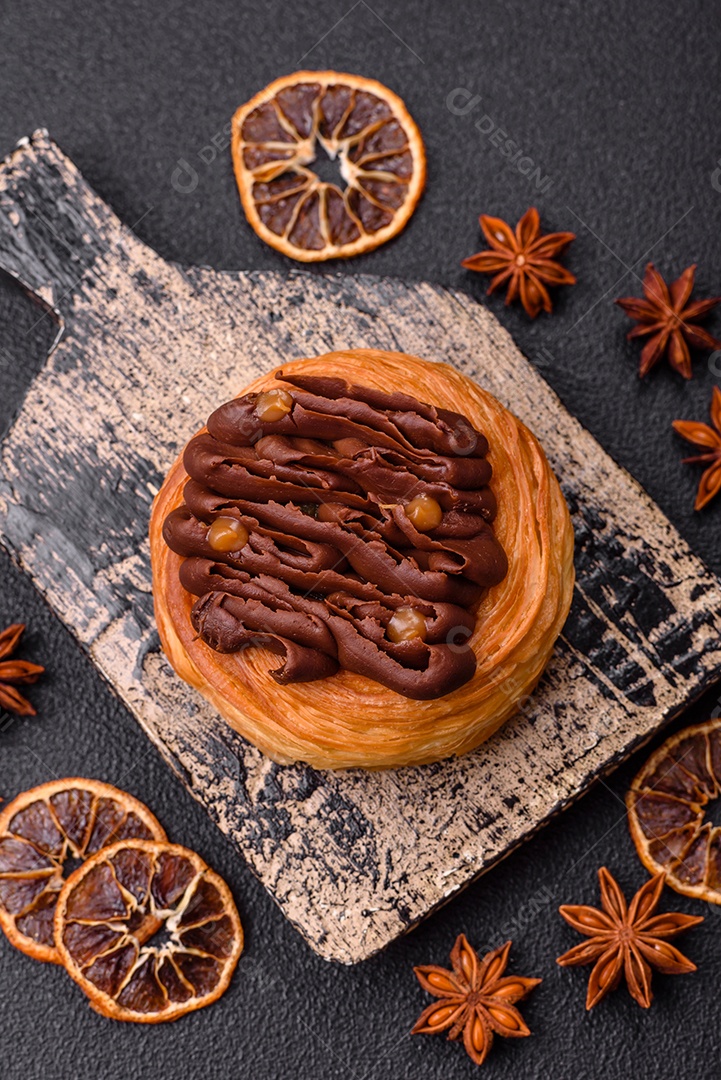 Imagem mostra uma torta de chocolate