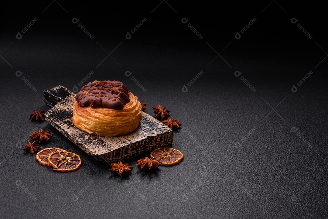 Imagem mostra uma torta de chocolate