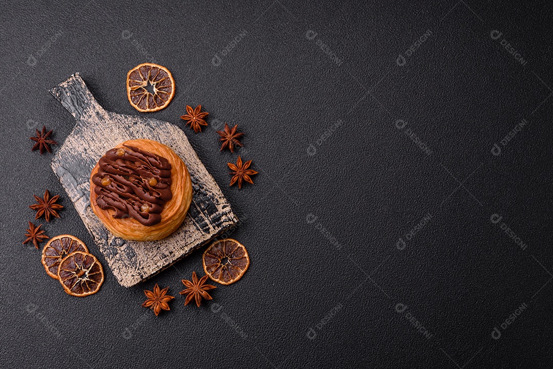 Imagem mostra uma torta de chocolate