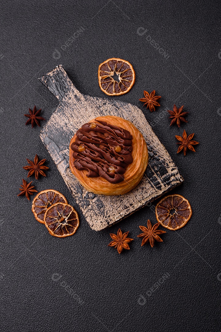 Imagem mostra uma torta de chocolate