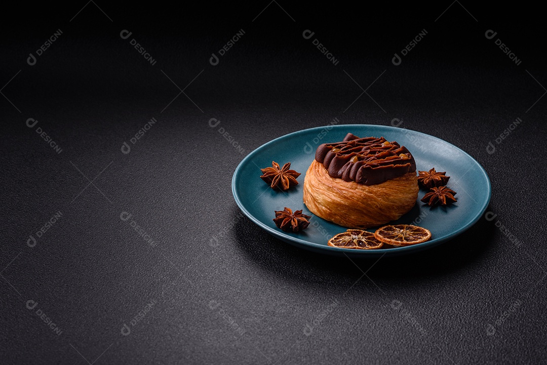 Imagem mostra uma torta de chocolate