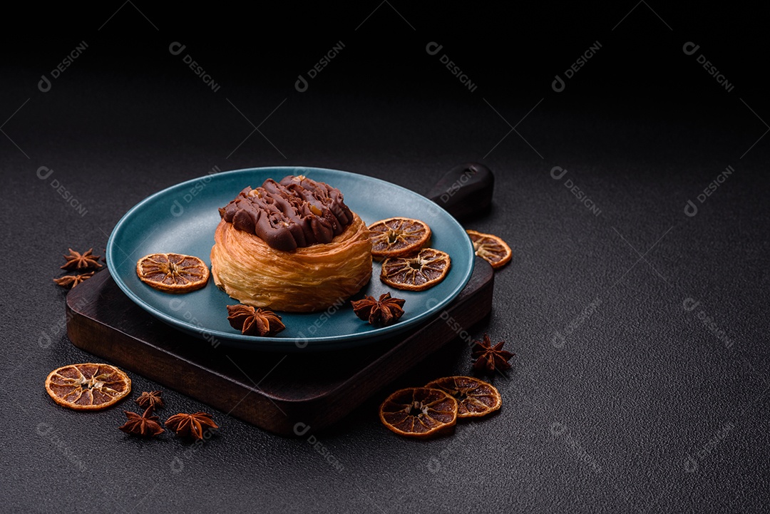 Imagem mostra uma torta de chocolate