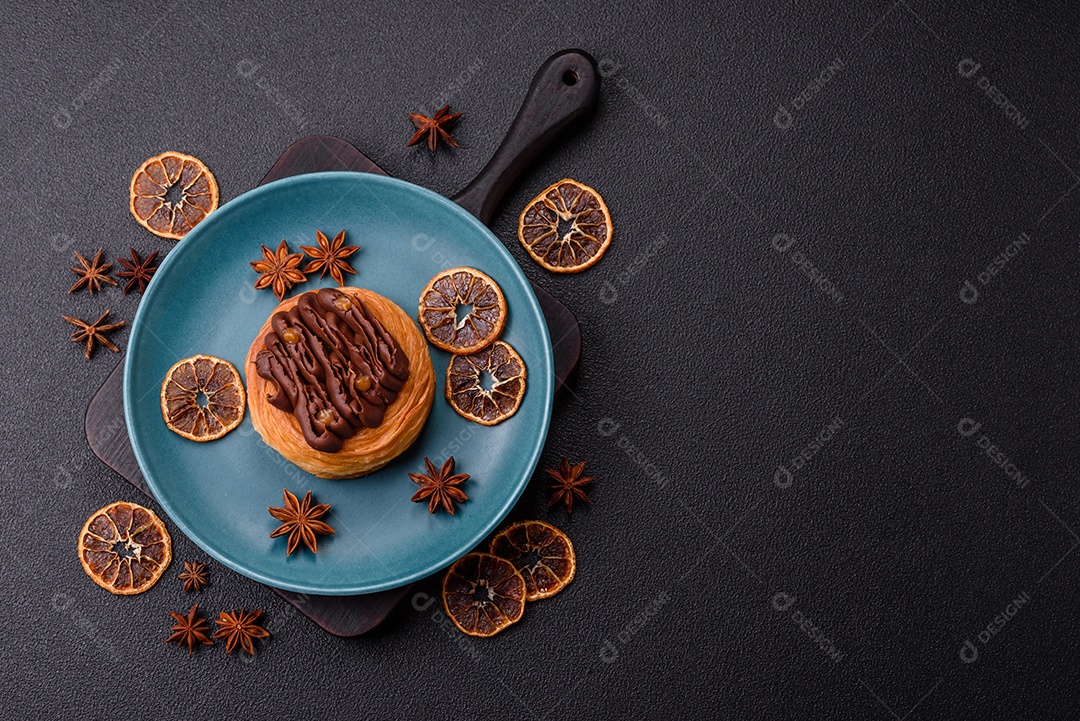 Imagem mostra uma torta de chocolate