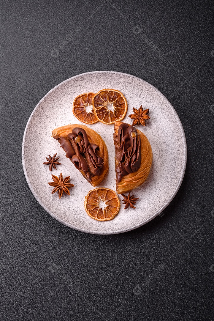 Imagem mostra uma torta de chocolate