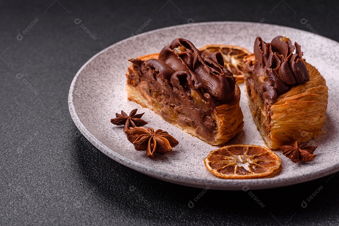 Imagem mostra uma torta de chocolate