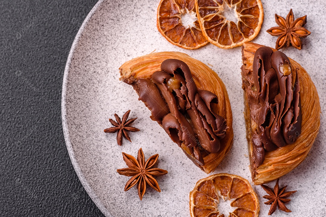 Imagem mostra uma torta de chocolate