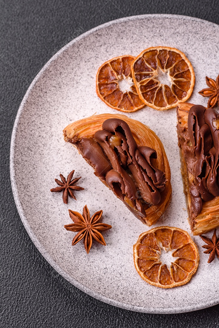 Imagem mostra uma torta de chocolate