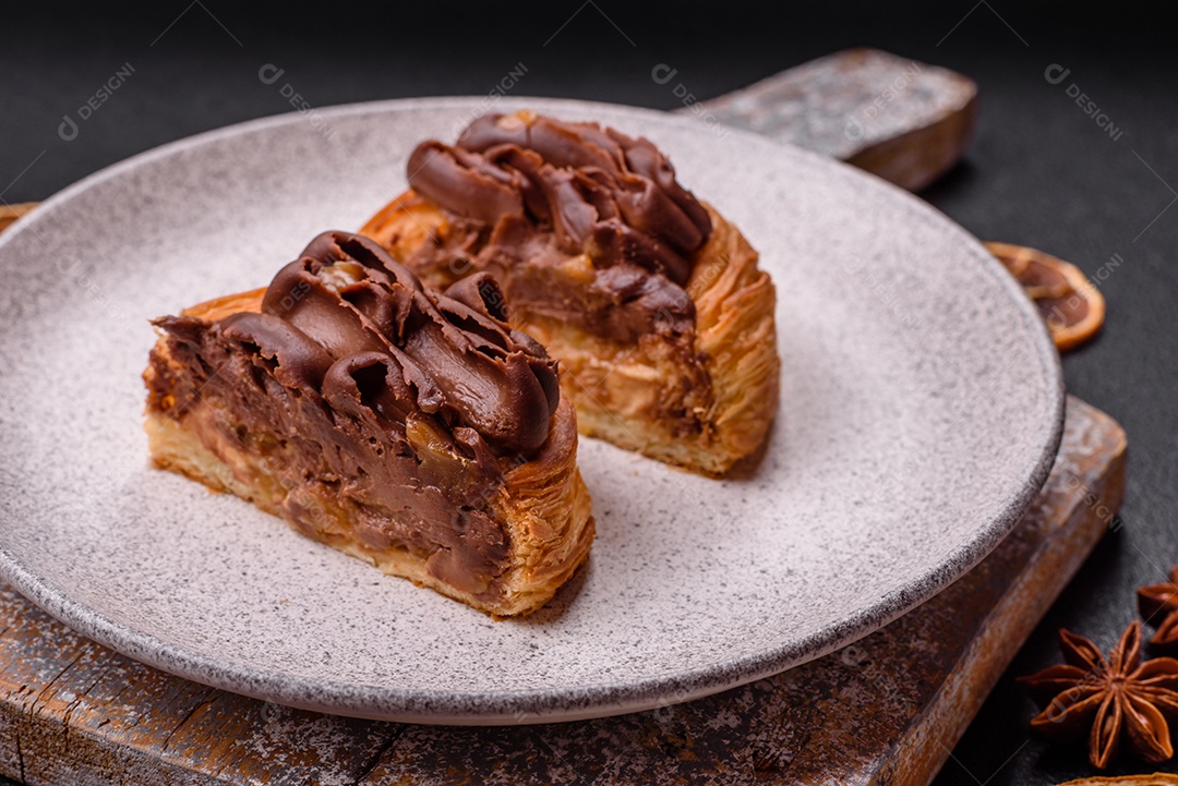 Imagem mostra uma torta de chocolate