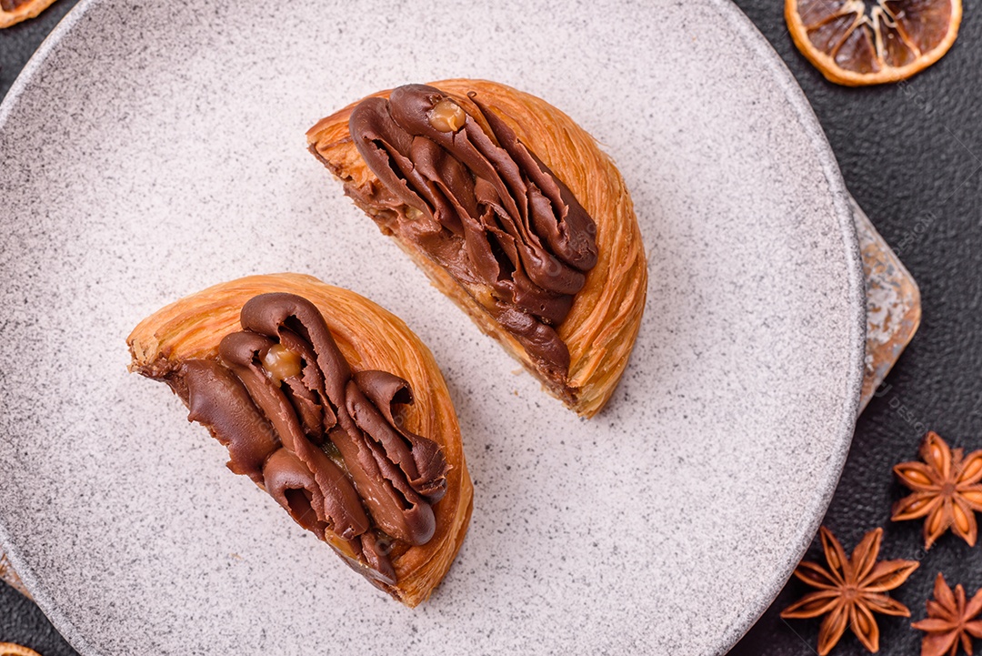 Imagem mostra uma torta de chocolate
