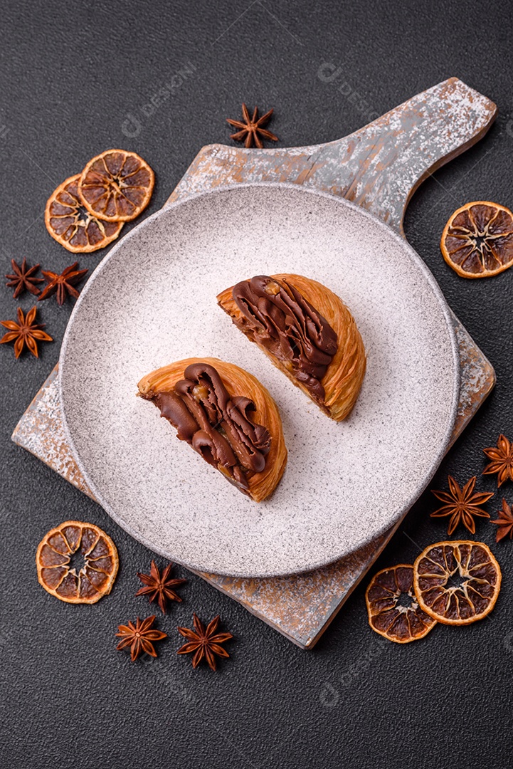 Imagem exibe salsichas grelhadas ou assadas