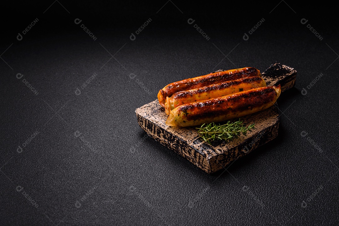 Imagem exibe salsichas grelhadas ou assadas