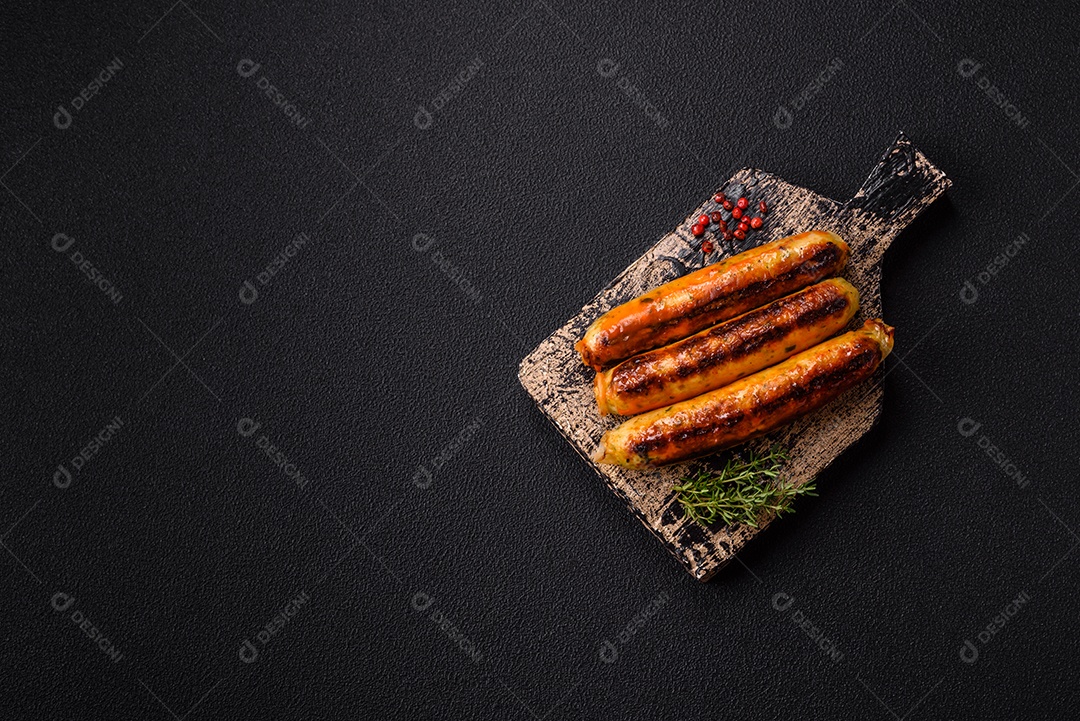 Imagem exibe salsichas grelhadas ou assadas