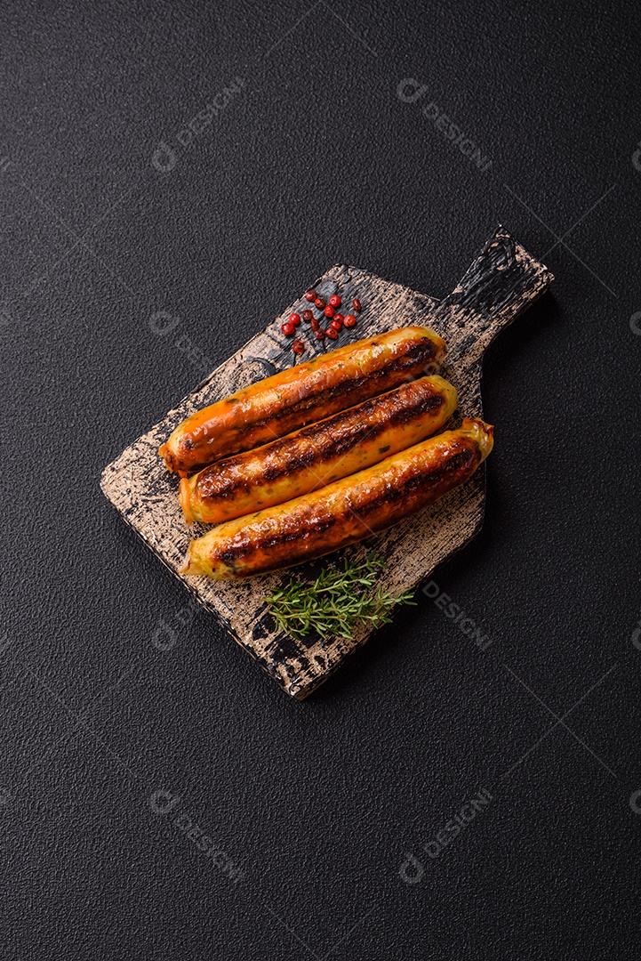 Imagem exibe salsichas grelhadas ou assadas
