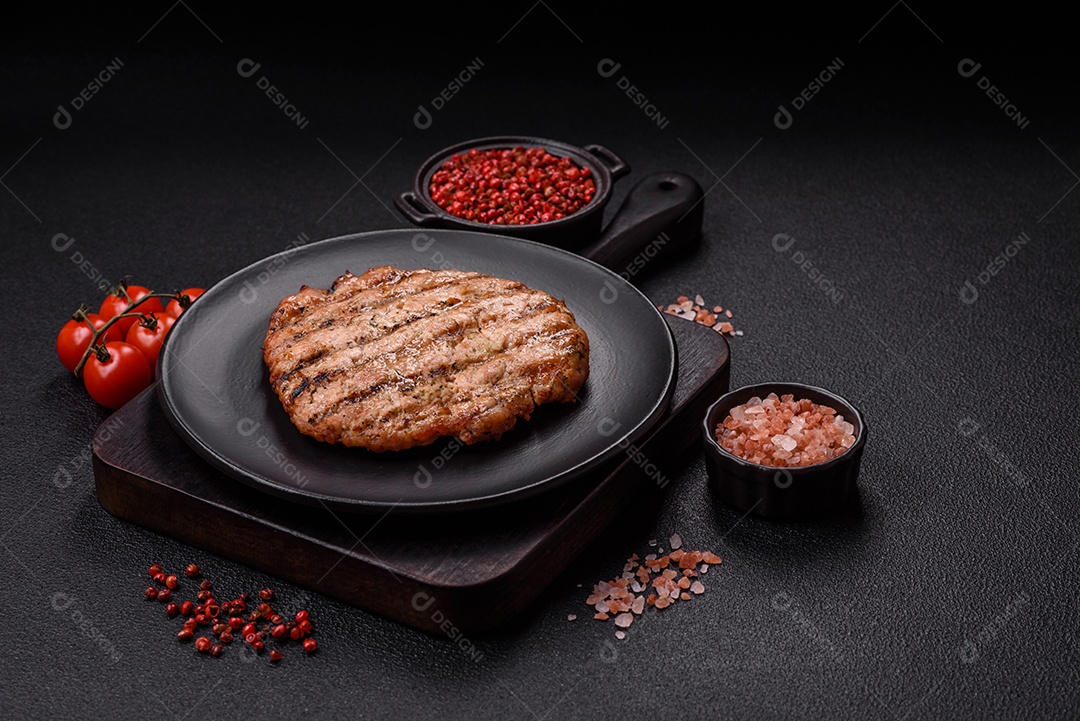 Imagem mostra um bife grelhado, provavelmente de carne bovina