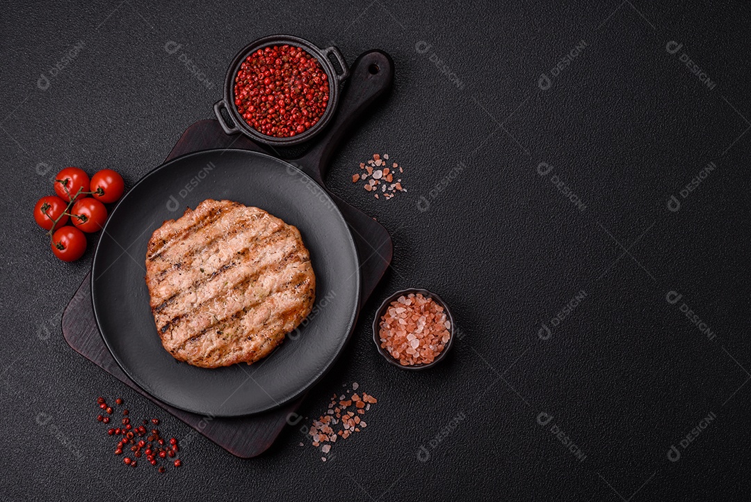 Imagem mostra um bife grelhado, provavelmente de carne bovina