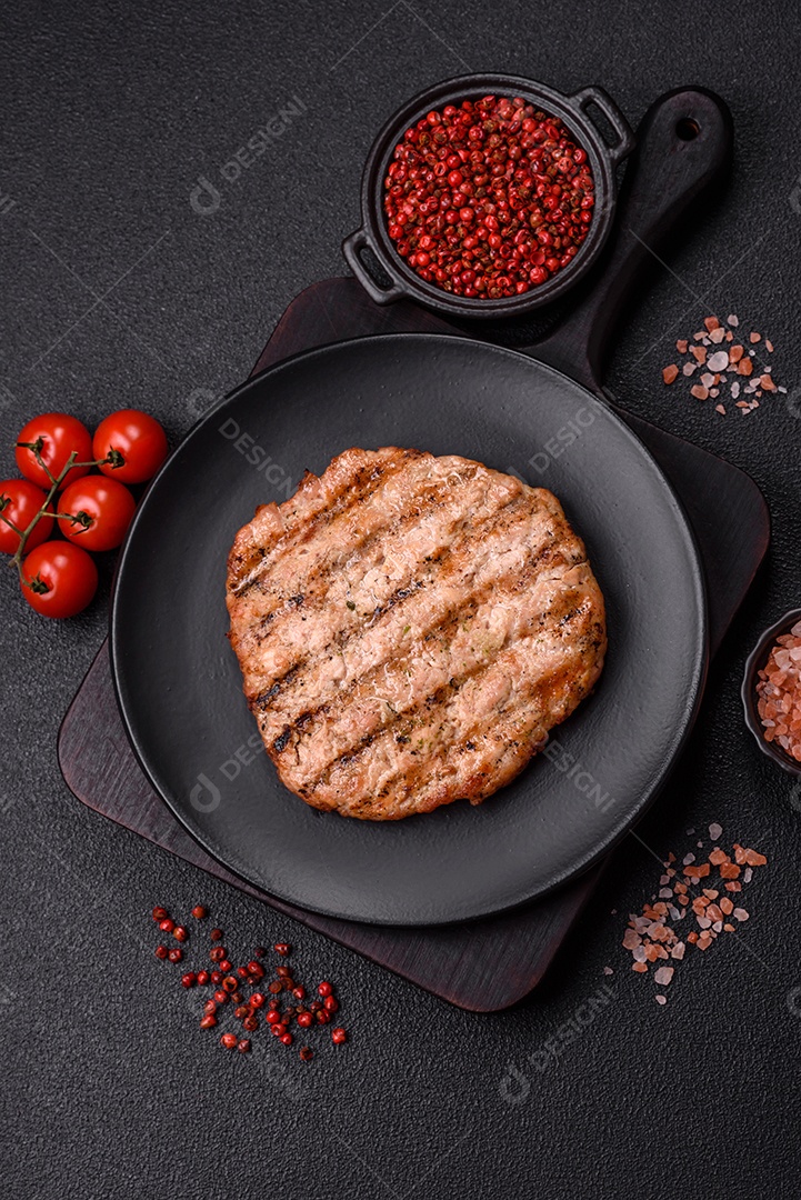 Imagem mostra um bife grelhado, provavelmente de carne bovina