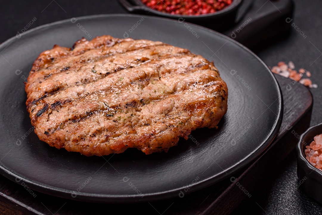 Imagem mostra um bife grelhado, provavelmente de carne bovina