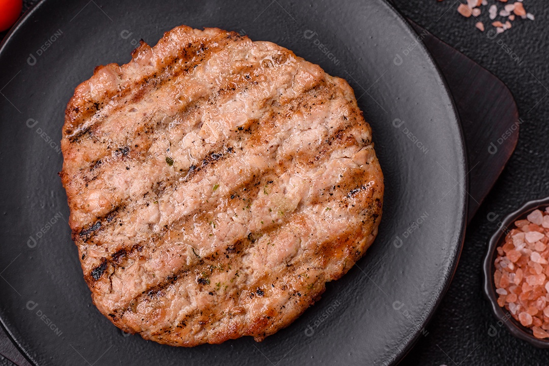 Imagem mostra um bife grelhado, provavelmente de carne bovina