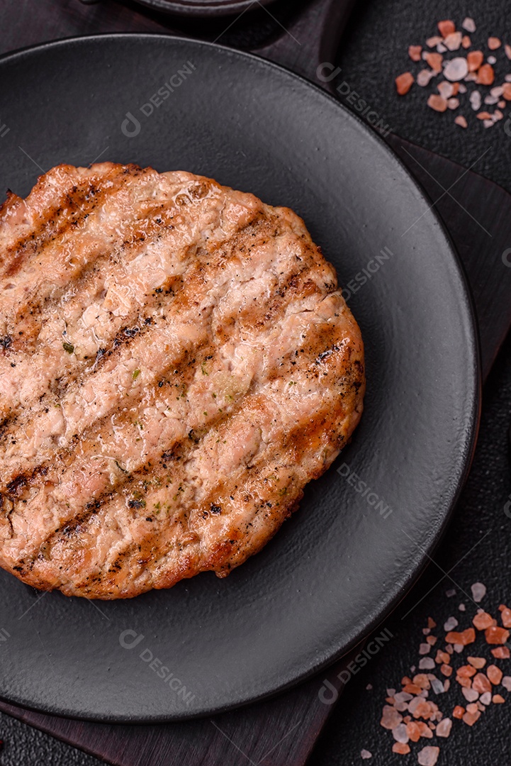 Imagem mostra um bife grelhado, provavelmente de carne bovina