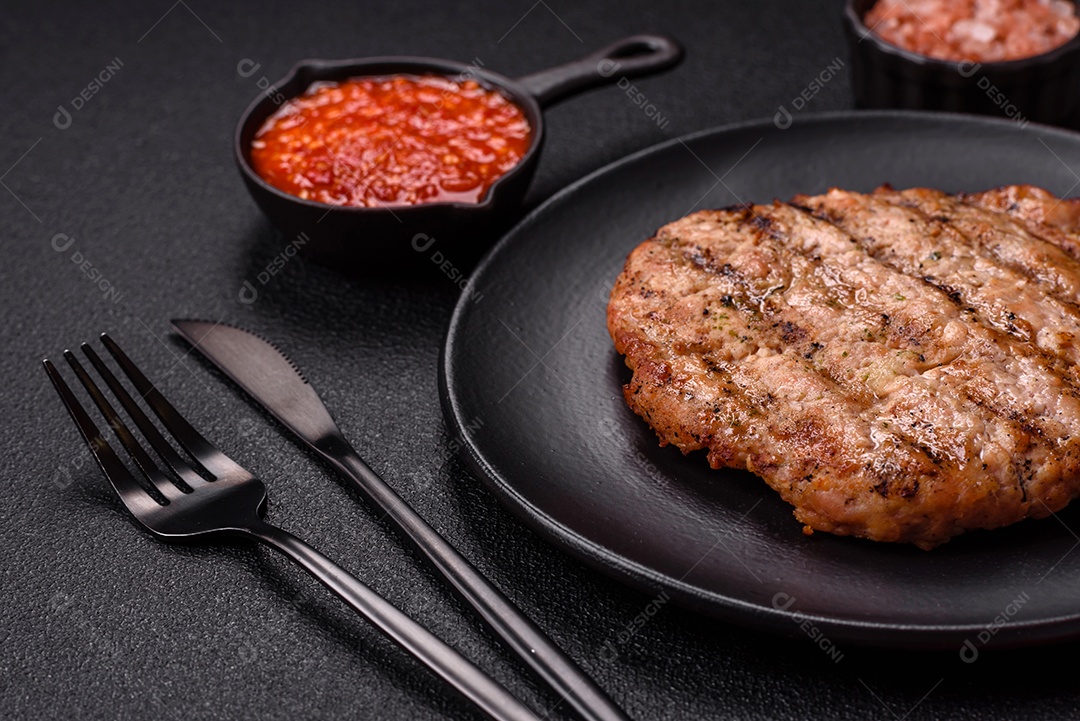 Imagem mostra um bife grelhado, provavelmente de carne bovina