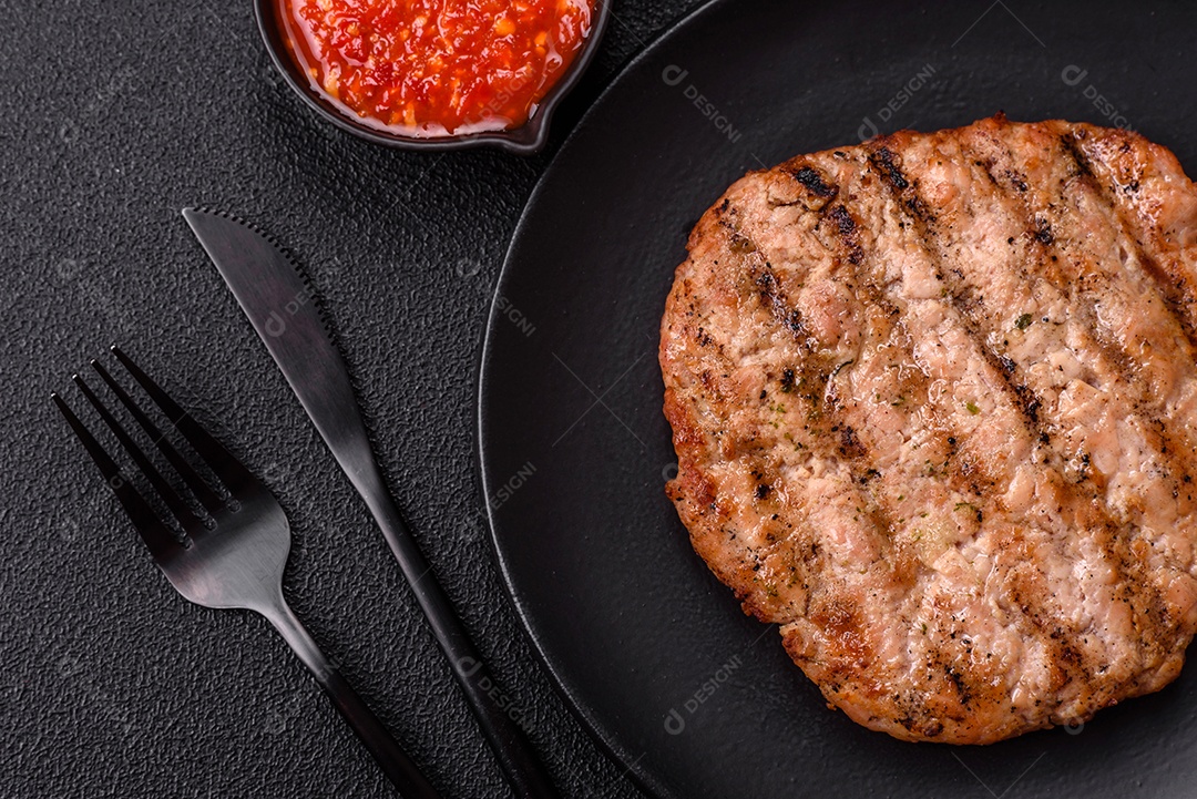 Imagem mostra um bife grelhado, provavelmente de carne bovina