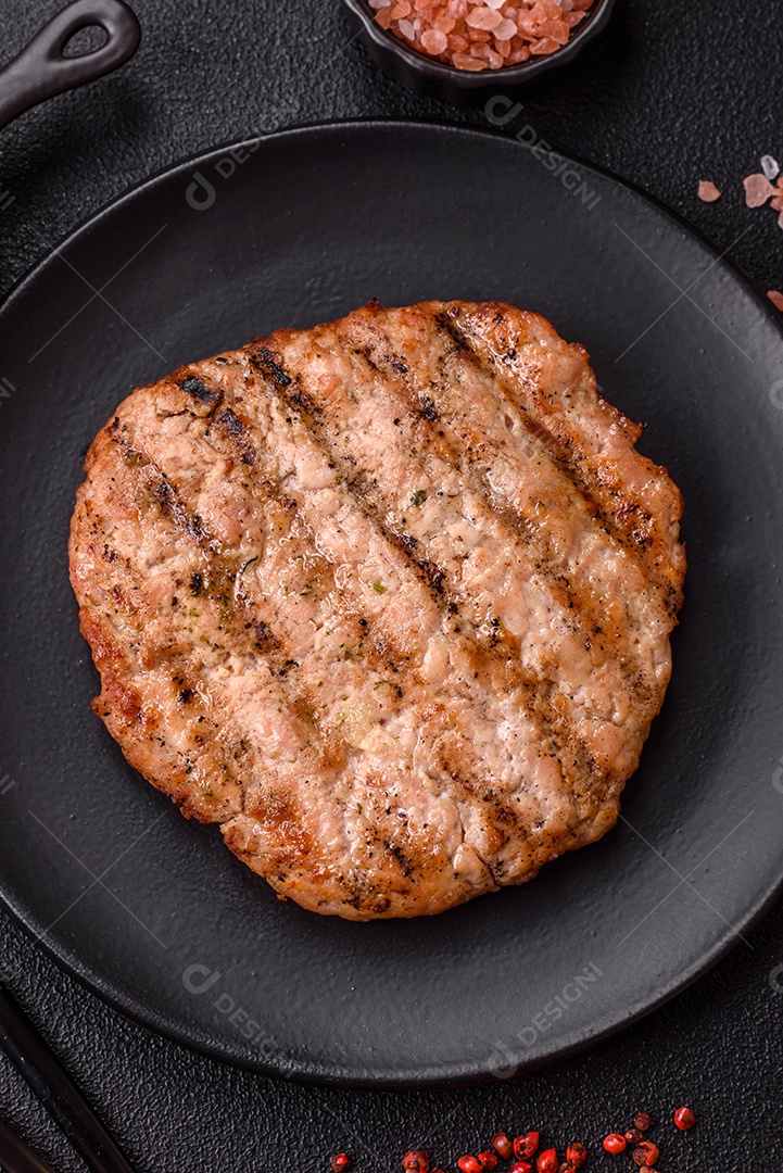 Imagem mostra um bife grelhado, provavelmente de carne bovina
