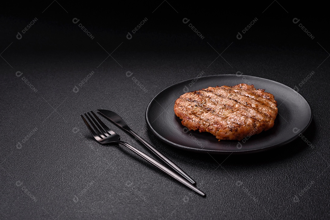 Imagem mostra um bife grelhado, provavelmente de carne bovina