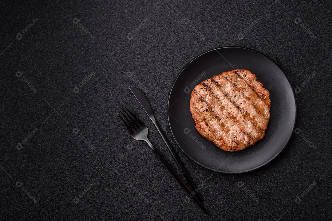 Imagem mostra um bife grelhado, provavelmente de carne bovina