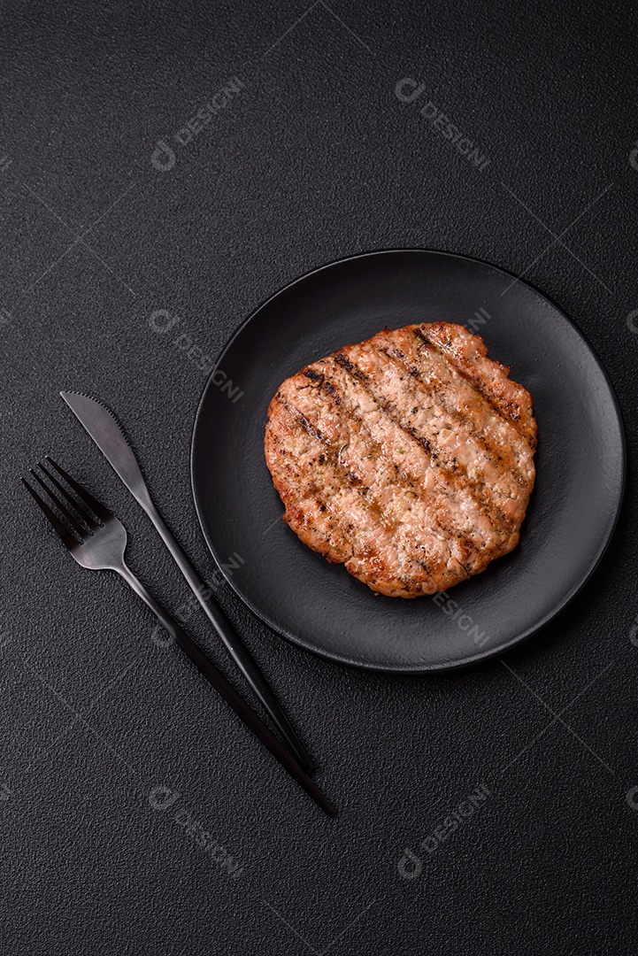 Imagem mostra um bife grelhado, provavelmente de carne bovina