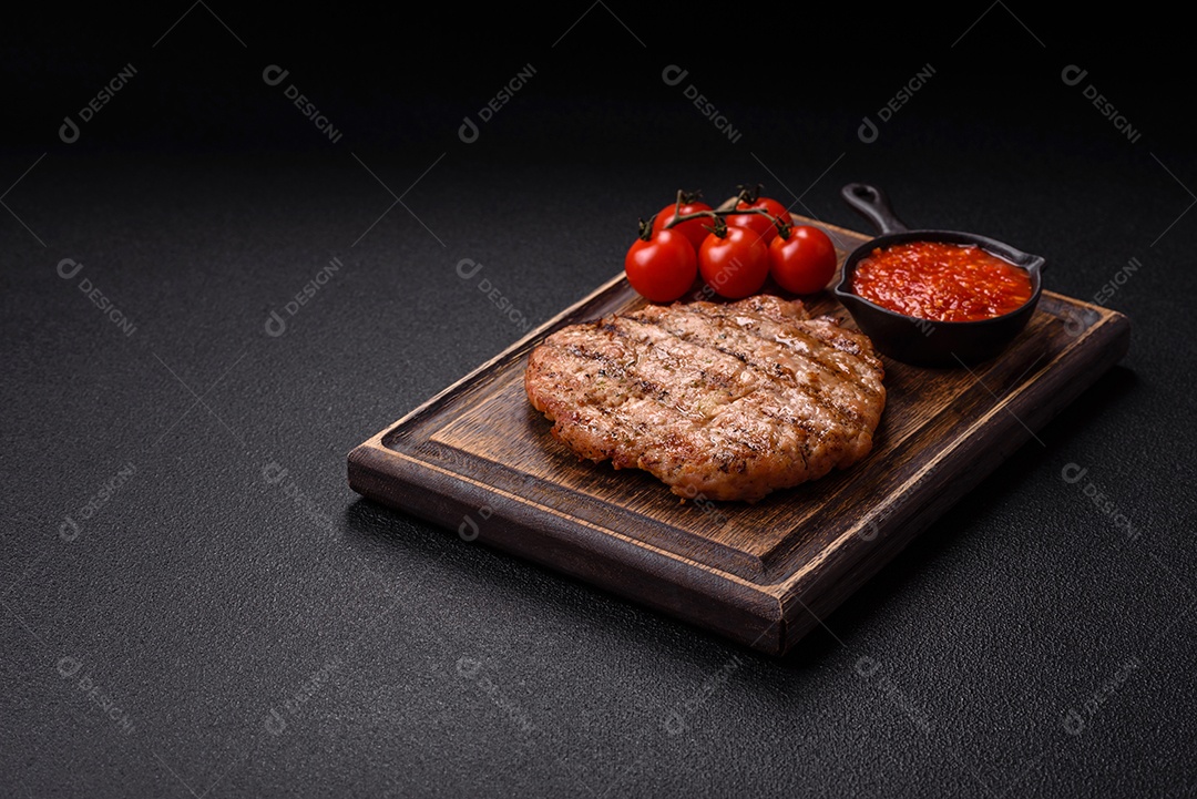 Imagem mostra um bife grelhado, provavelmente de carne bovina