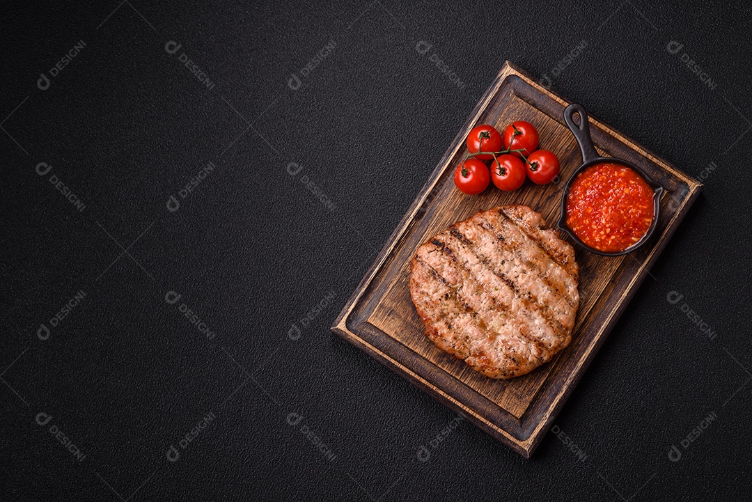 Imagem mostra um bife grelhado, provavelmente de carne bovina