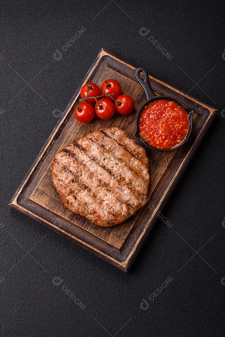 Imagem mostra um bife grelhado, provavelmente de carne bovina