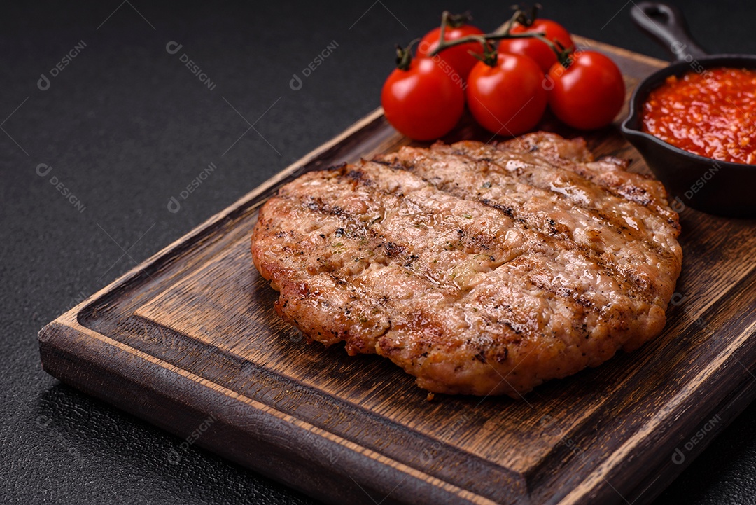 Imagem mostra um bife grelhado, provavelmente de carne bovina