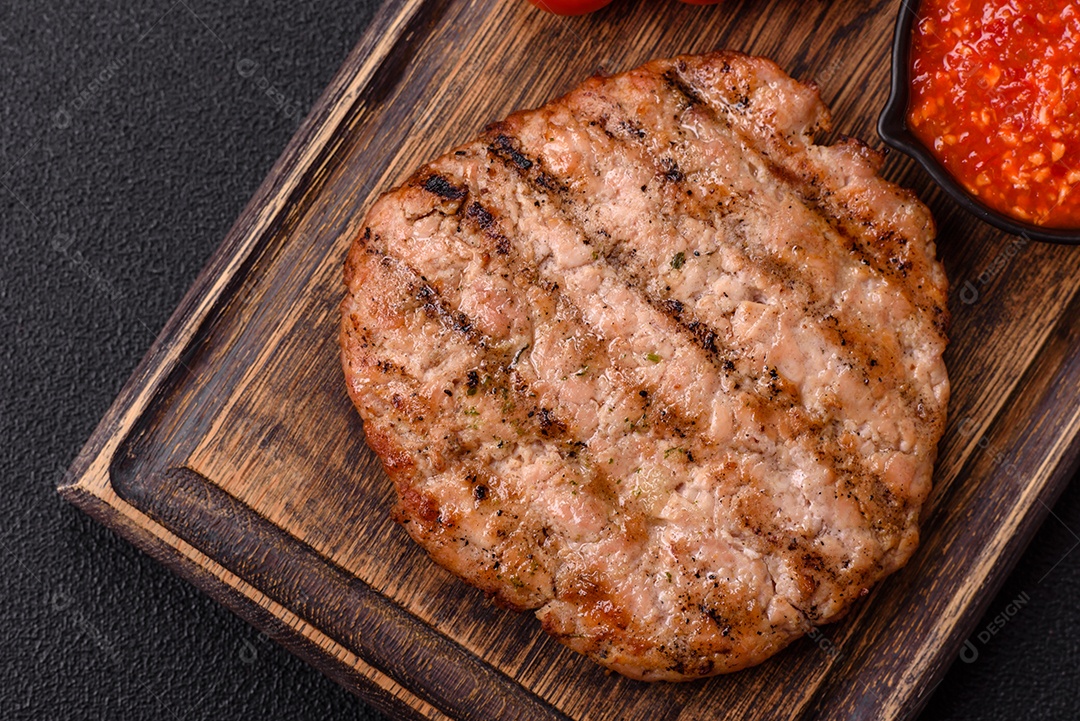 Imagem mostra um bife grelhado, provavelmente de carne bovina