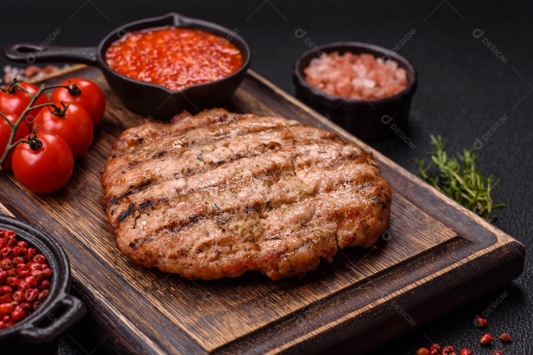 Imagem mostra um bife grelhado, provavelmente de carne bovina